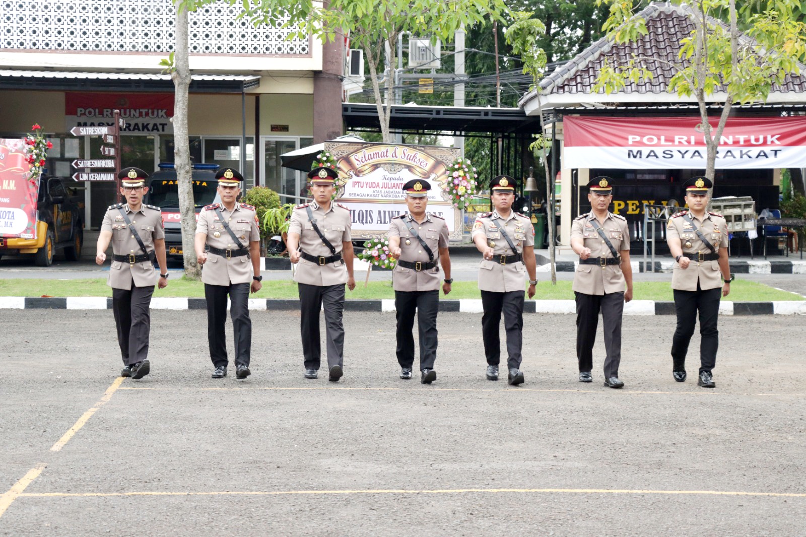 MUTASI: Sejumlah pejabat utama Polres Sampang mengikuti upacara sertijab di halaman Polres Sampang, Senin (26/1) sore. (HUMAS POLRES UNTUK JPRM)