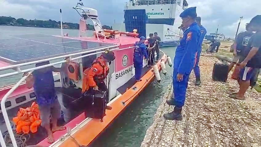 DIEVAKUASI: Petugas saat mengevakuasi ABK kapal tongkang Indo Ocean Marine di Pulau Gili Iyang, Kecamatan Dungkek, Sumenep.