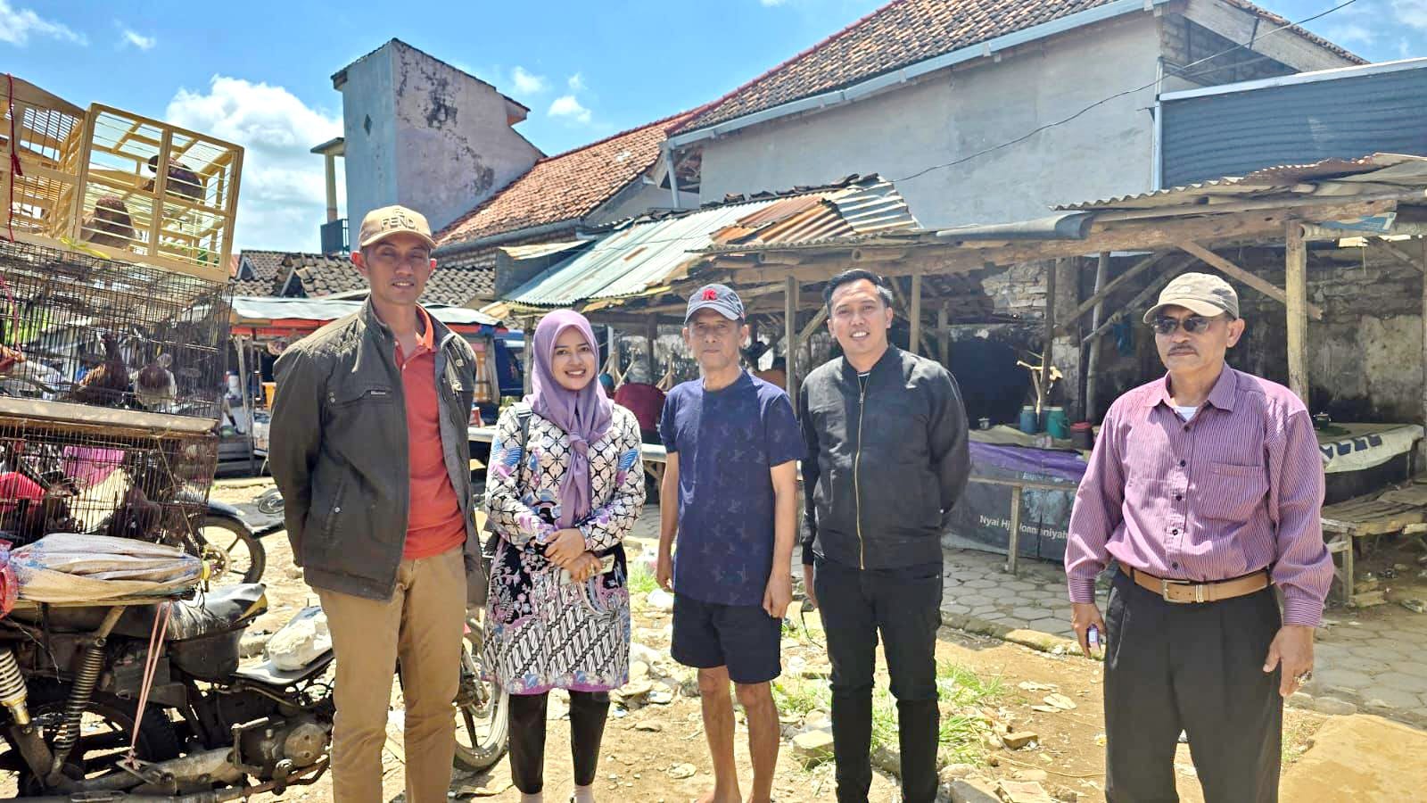 TEGAS: Anggota Komisi II DPRD Sumenep Sulahuddin (dua dari kanan) saat melakukan sidak ke Pasar Lenteng, Sumenep, Minggu (26/1).