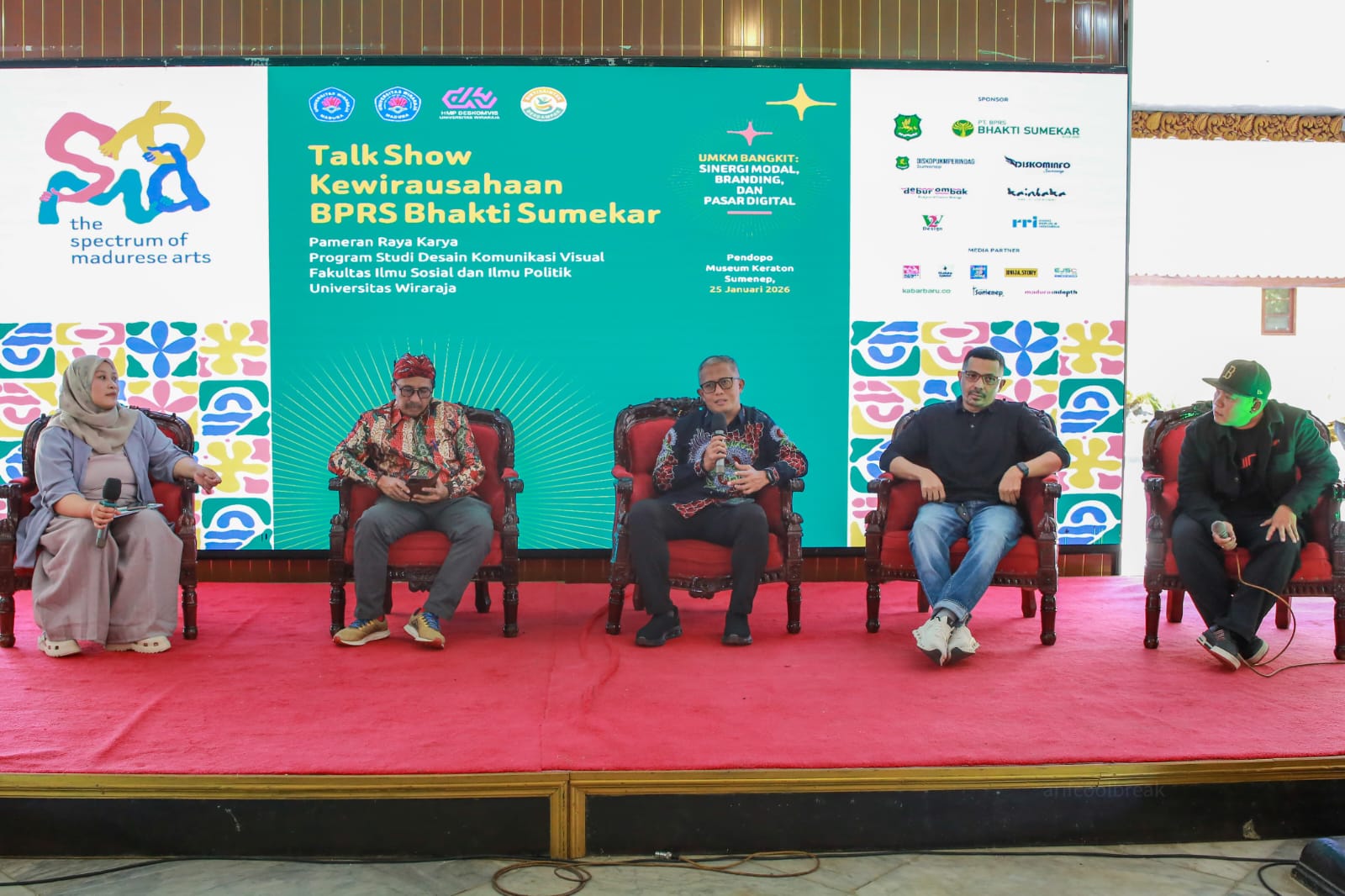 FOKUS: Direktur Utama BPRS Bhakti Sumekar Hairil Fajar saat mengisi talk show kewirausahaan di Pendopo Agung Keraton Sumenep, Minggu (25/1).