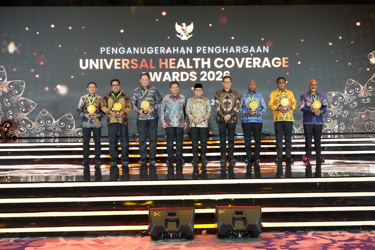 APRESIASI: Menteri Koordinator Bidang Pemberdayaan Masyarakat, Abdul Muhaimin Iskandar beserta jajaran direktur BPJS Kesehatan saat menghadiri UHC Award 2025 di Jakarta pada Selasa (27/1/2026)