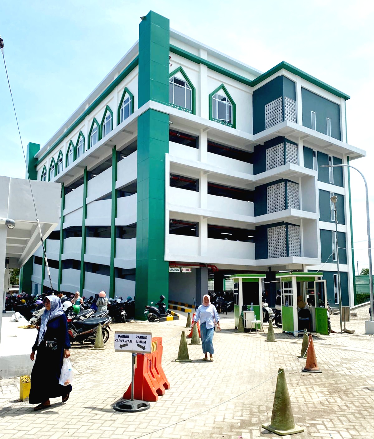 MEGAH: Warga berada di kawasan gedung parkir RSUD Syamrabu Bangkalan yang dibangun di tahun anggaran 2025.