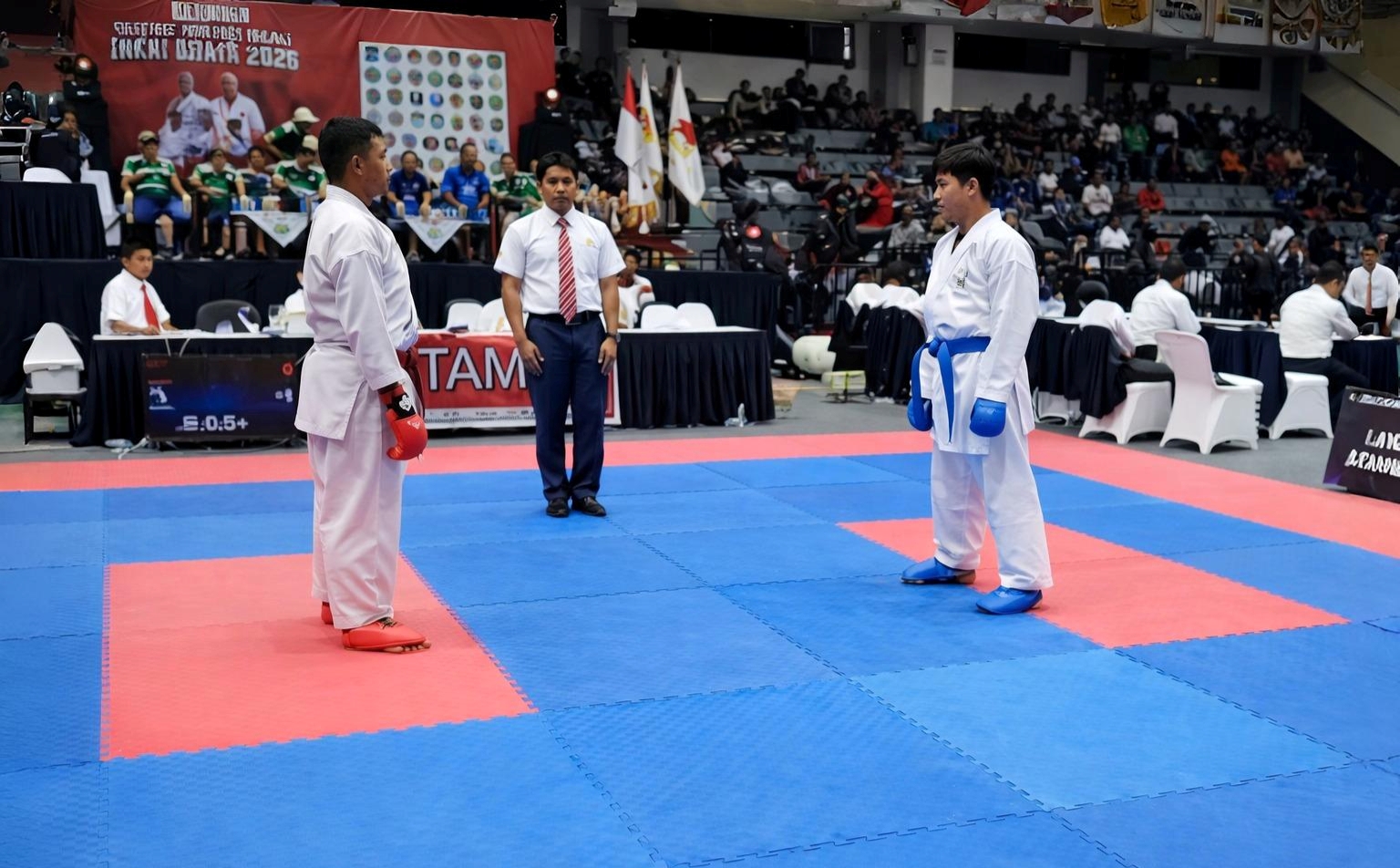 PENUH SEMANGAT: Atlet Inkai Sampang Kevin (sabuk biru) bertanding di Kejurpov yang digelar di GOR Pancasila, Surabaya, Minggu (18/1).