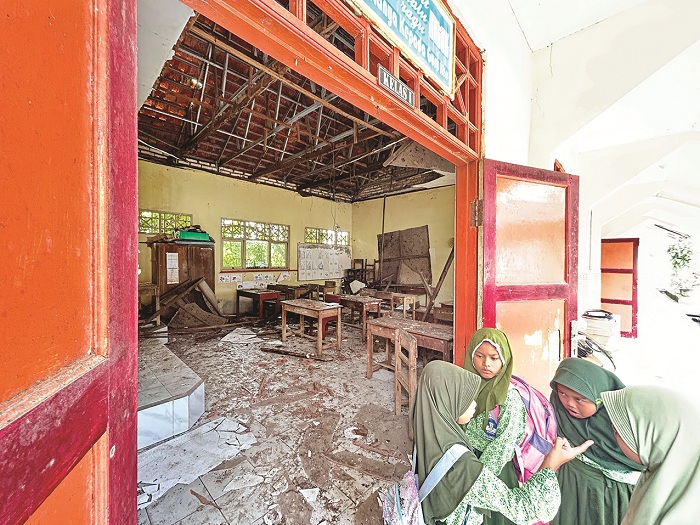 MIRIS: Siswa SDN Kramat 1 Bangkalan berada di depan ruang kelas usai runtuh Rabu (28/1). (VIVIN AGUSTIN HARTONO/JPRM)