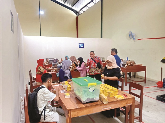 PROGRES: Sejumlah karyawan salah satu perusahaan tengah fokus bekerja di APHT Kecamatan Guluk-Guluk, Sumenep. (DKUPP UNTUK JPRM)