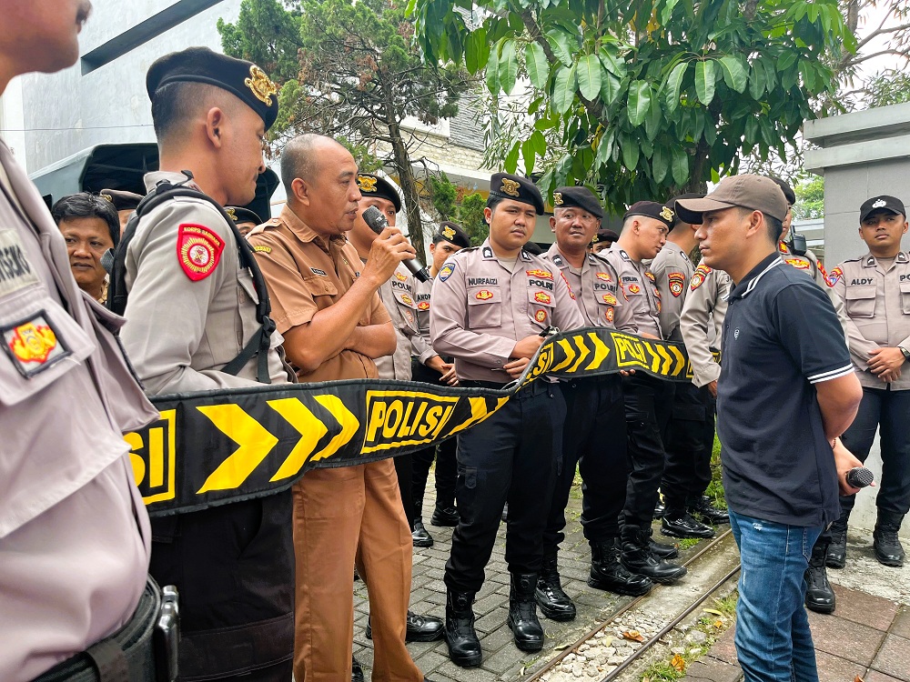 KRITIK: Aktivis mendatangi Kantor Bapperida Pamekasan di Jalan Jokotole Selasa (27/1).