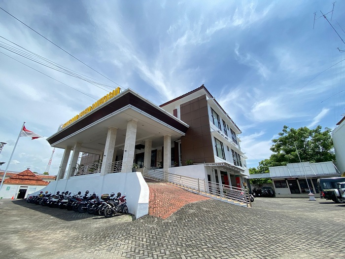 MEGAH: Pengunjung berada di kantor Kejari Pamekasan, Selasa (20/1). (MOH. IQBAL AFGANI/JPRM)