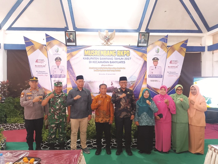 TOKOH: Wabup Ahmad Mahfudz dan Camat Banyuates Moh. Imam berfoto bersama Forkopimcam Banyuates usai pembukaan kegiatan Musrenbangcam Banyuates, Sampang, Kamis (29/1). (UBAIDILLAHIR RAIE/JPRM)