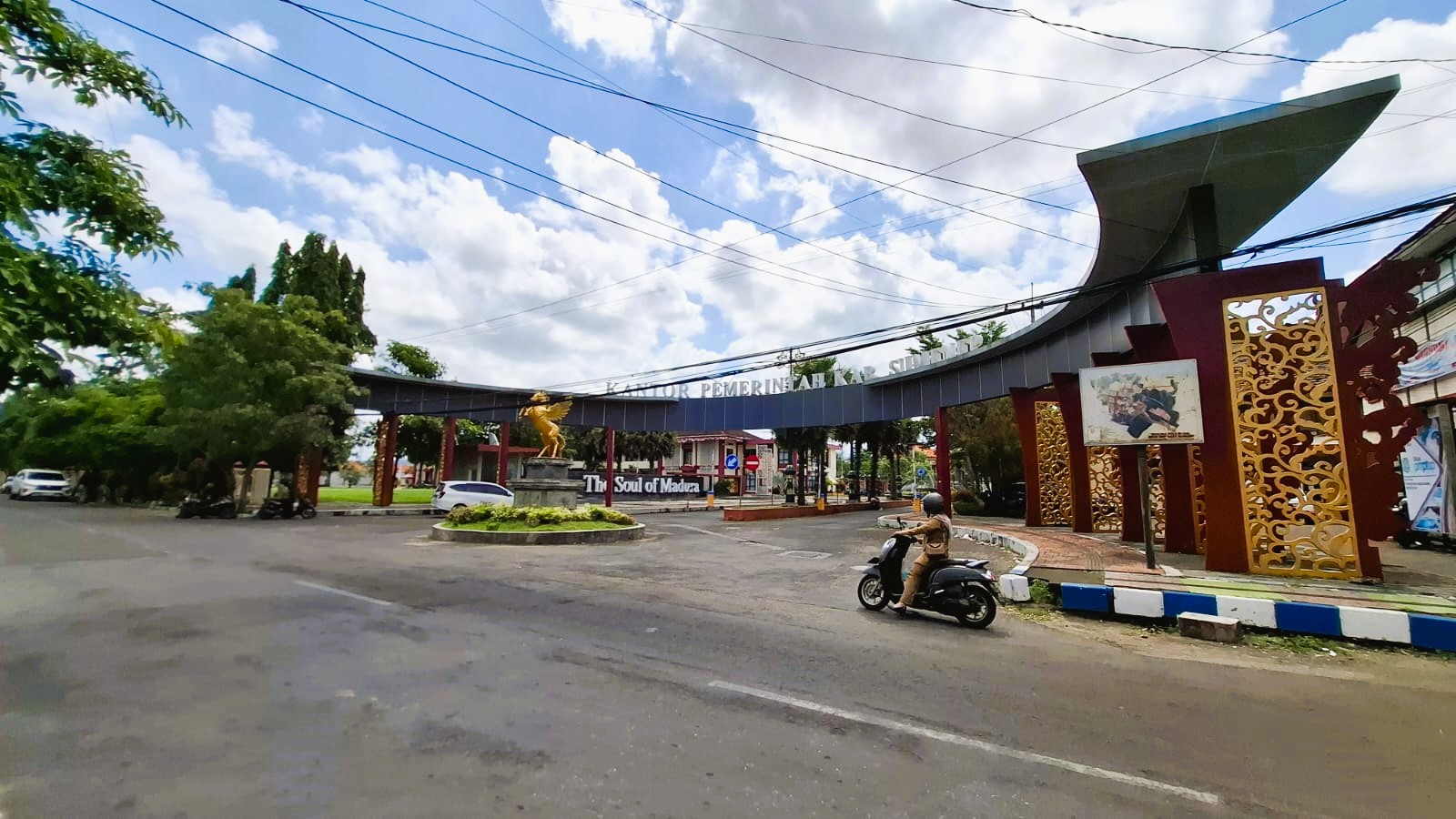 MEGAH: Kantor Pemkab Sumenep yang berlokasi di Jalan Dr Cipto Sumenep tampak dari depan Rabu (28/1).