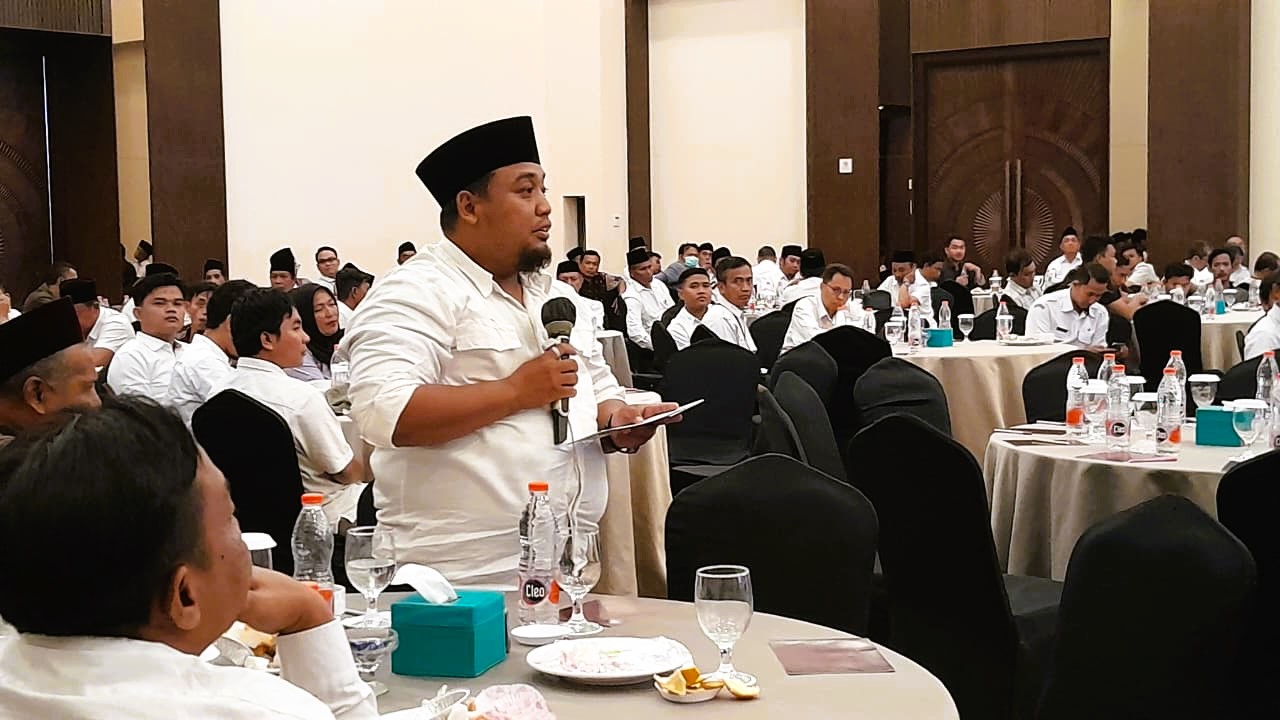 TEGAS: Kades Waru Barat, Kecamatan Waru, Abdussalam Ramli saat menyampaikan aspirasi pada dialog bupati dan Wabup Pamekasan di Azana Style Hotel Pamekasan, Rabu (28/1).