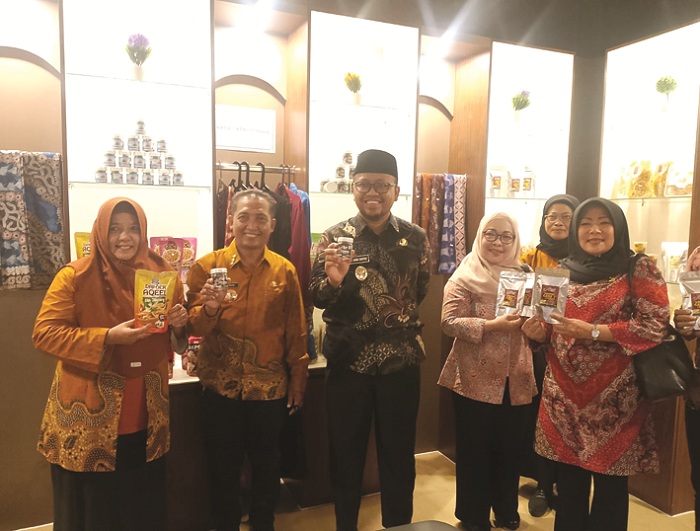 PRODUKTIF: Wabup Sampang Ahmad Mahfudz dan Camat Banyuates Moh. Imam menunjukkan produk UMKM usai pembukaan Musrenbang RKPD 2027 di Kecamatan Banyuates, Kamis (29/1). (UBAIDILLAHIR RAIE/JPRM)