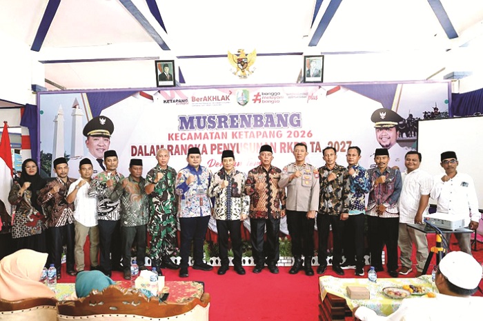 KOMPAK: Sekkab Sampang Yuliadi Setiyawan berfoto bersama dengan forkopimcam usai membuka Musrenbang RKPD 2027 Kecamatan Ketapang Kamis (29/1). (PROKOPIM UNTUK JPRM)