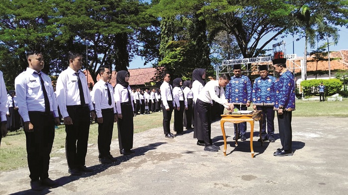 ABDI NEGARA: Ribuan ASN PPPK Paro Waktu mengikuti pelantikan serentak di Lapangan Nagara Bhakti Pamekasan, Rabu (17/12/2025). (M. KHOLIL RAMLI/JPRM)