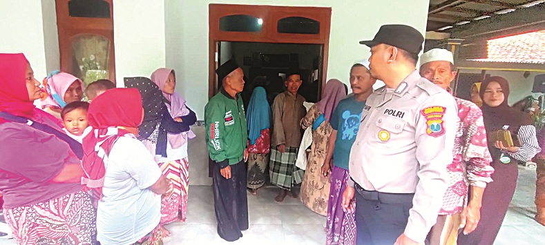BERDUKA: Anggota Polsek Karang Penang, Sampang, mendatangi rumah Sarima di Desa Tlambah, Rabu (28/1) sore. (HUMAS POLRES SAMPANG UNTUK JPRM)