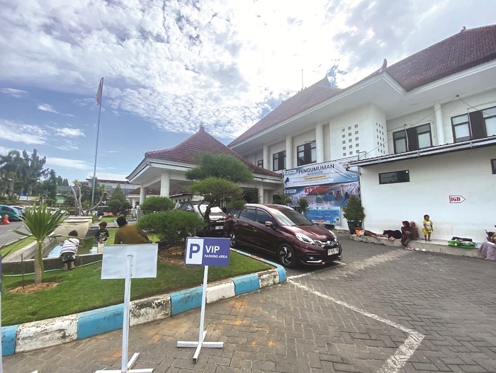 ANTISIPATIF: Pengunjung berada di sekitar RSUD Smart Pamekasan Kamis (29/1). (MOH. IQBAL AFGANI/JPRM)