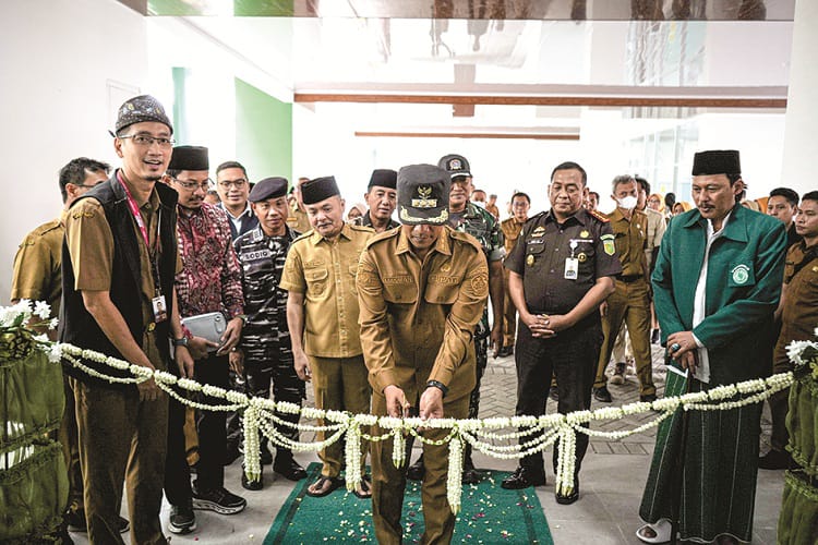 DIOPERASIKAN: Direktur RSUD Syamrabu Farhat Surya Ningrat (kiri) mendampingi Bupati Bangkalan Lukman Hakim saat peresmian gedung parkir RSUD Syamrabu, Selasa (30/12/2025).