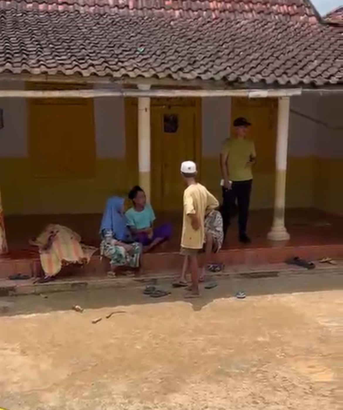 DITUTUP: Mayat korban berada di salah satu rumah warga di Desa Lenteng Barat, Kecamatan Lenteng, Sumenep, Kamis (29/1).