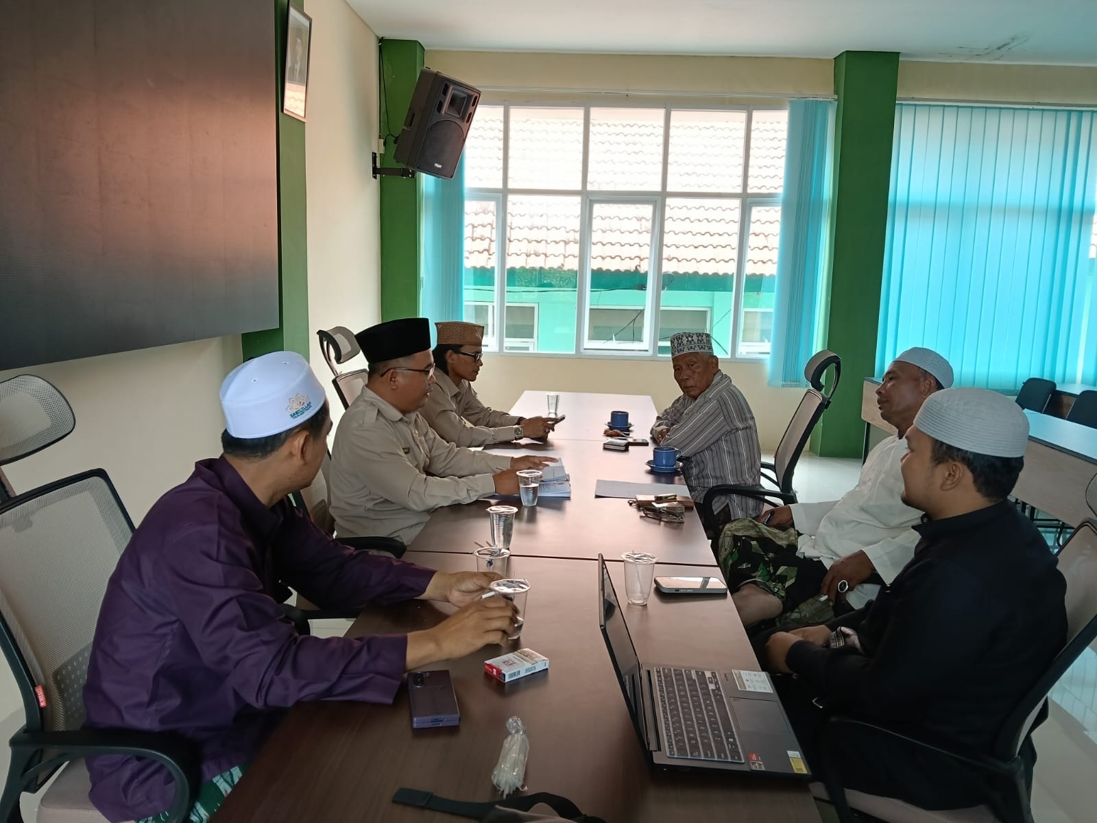 MATANGKAN PERSIAPAN: Kepala Kemenhaj Sayfuddin (kopiah hitam) memimpin pertemuan KBIHU di Kantor Kemenhaj Sampang, Rabu (28/1).