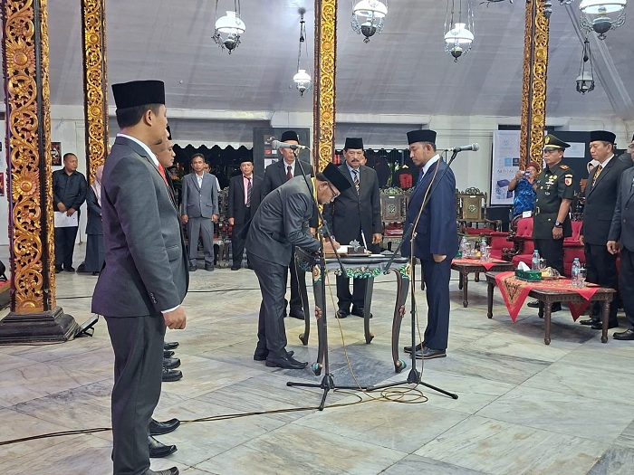 TEGAS: Ketua KI Sumenep Moh. Rifa&rsquo;i saat dilantik oleh Bupati Sumenep Achmad Fauzi Wongsojudo di Pendopo Agung Keraton Sumenep, Jumat (23/1). (MOH. LATIF/JPRM)