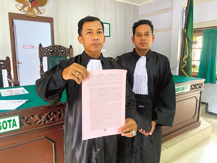 BERI PENJELASAN: Penasihat hukum terdakwa Akh. Slamet (kiri) dan Andi Subahri ditemui di ruang sidang Pengadilan Negeri Pamekasan Kamis (29/1). (MOH. IQBAL AFGANI/JPRM)