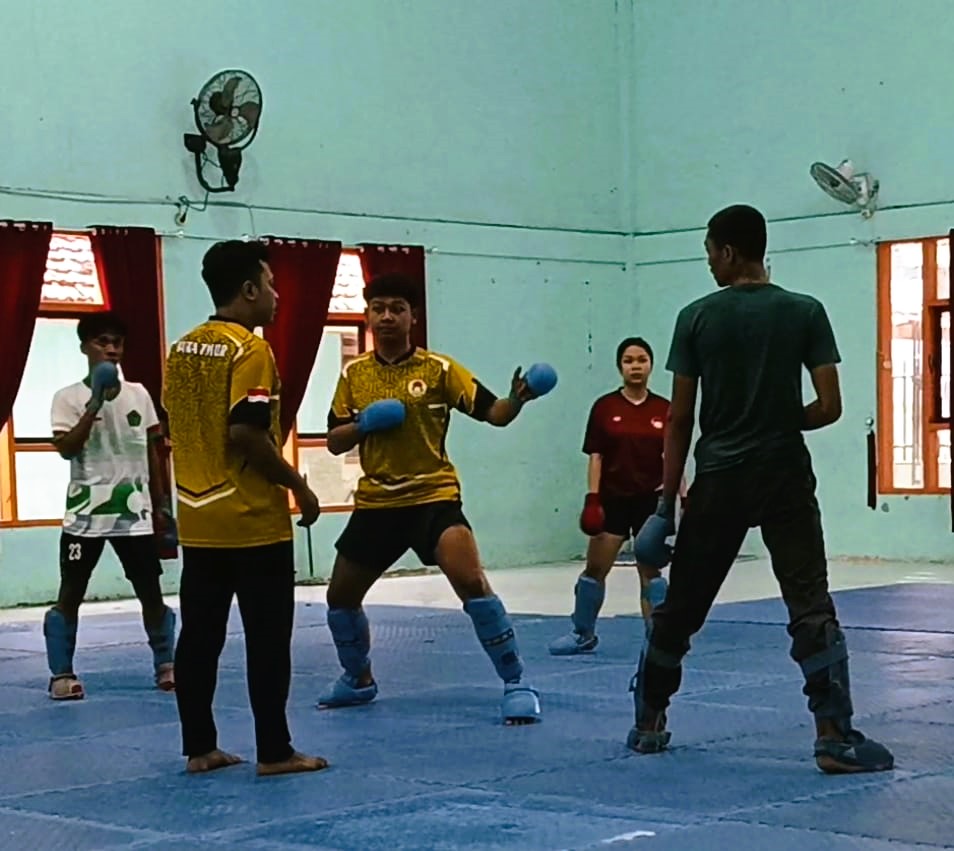 RUTIN: Karateka Riski Romadhoni mengikuti latihan rutin di SMAN 2 Pamekasan, 27 Desember 2025.