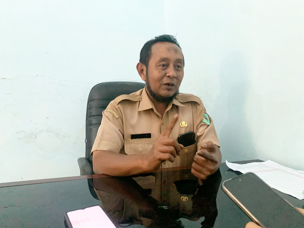 BERI PENJELASAN: Kasubbag Keuangan dan Aset Bakesbangpol Pamekasan Hanif ditemui di kantornya, Selasa (27/1).