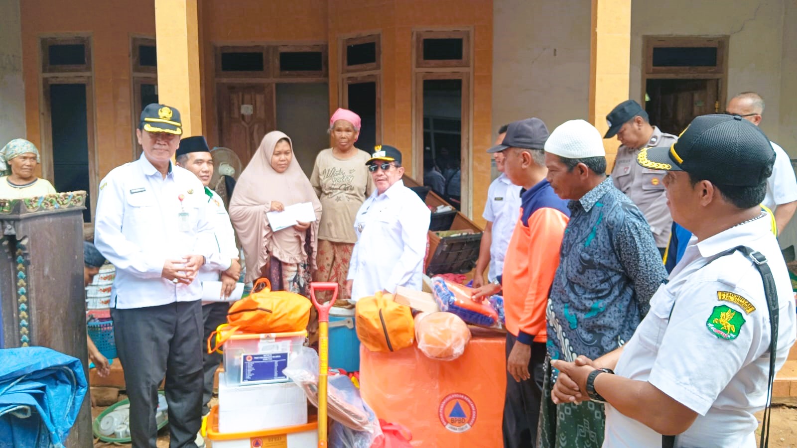 RUSAK: Wabup Sumenep Imam Hasyim saat memberikan bantuan pada warga yang rumahnya rusak akibat angin kencang di Desa Matanair, Kecamatan Rubaru, Selasa (20/1).