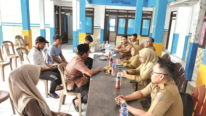 ASISTENSI: Tim Inspektorat Sampang melakukan asistensi di Desa Karang Penang Onjur, Kecamatan Karang Penang, Sampang, Rabu (7/1). (INSPEKTORAT UNTUK JPRM)
