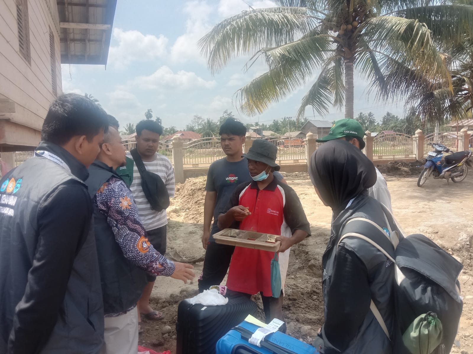 PEDULI: Tim Kuliah Kerja Nyata Tematik (KKNT) Kemanusiaan Universitas Trunodjoyo Madura (UTM) tiba di Desa Paya Rabo Lhok, Aceh Utara, Selasa (27/1).