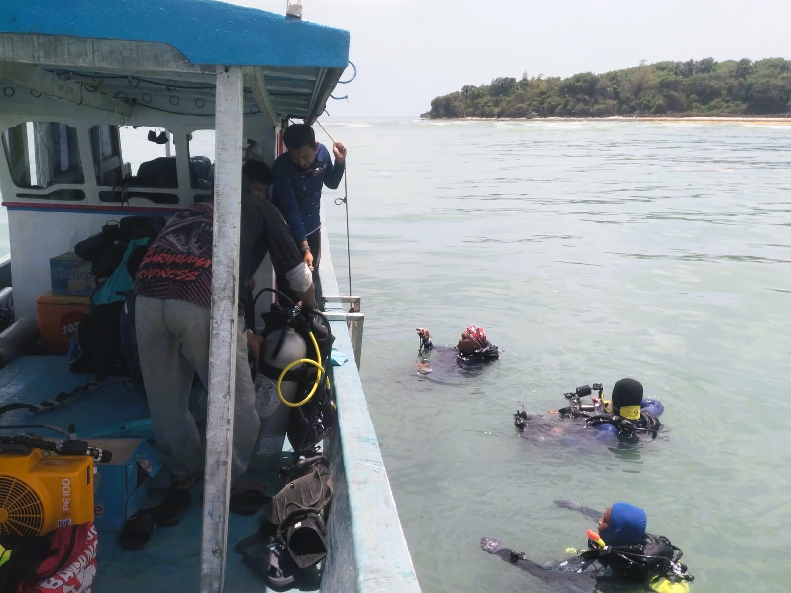DITELITI: Tim gabungan terjun langsung ke laut melakukan penelitian dampak tumpahan CPO di Pesisir Utara, Pulau Gili Iyang, Dungkek, Sumenep, Kamis (29/1).