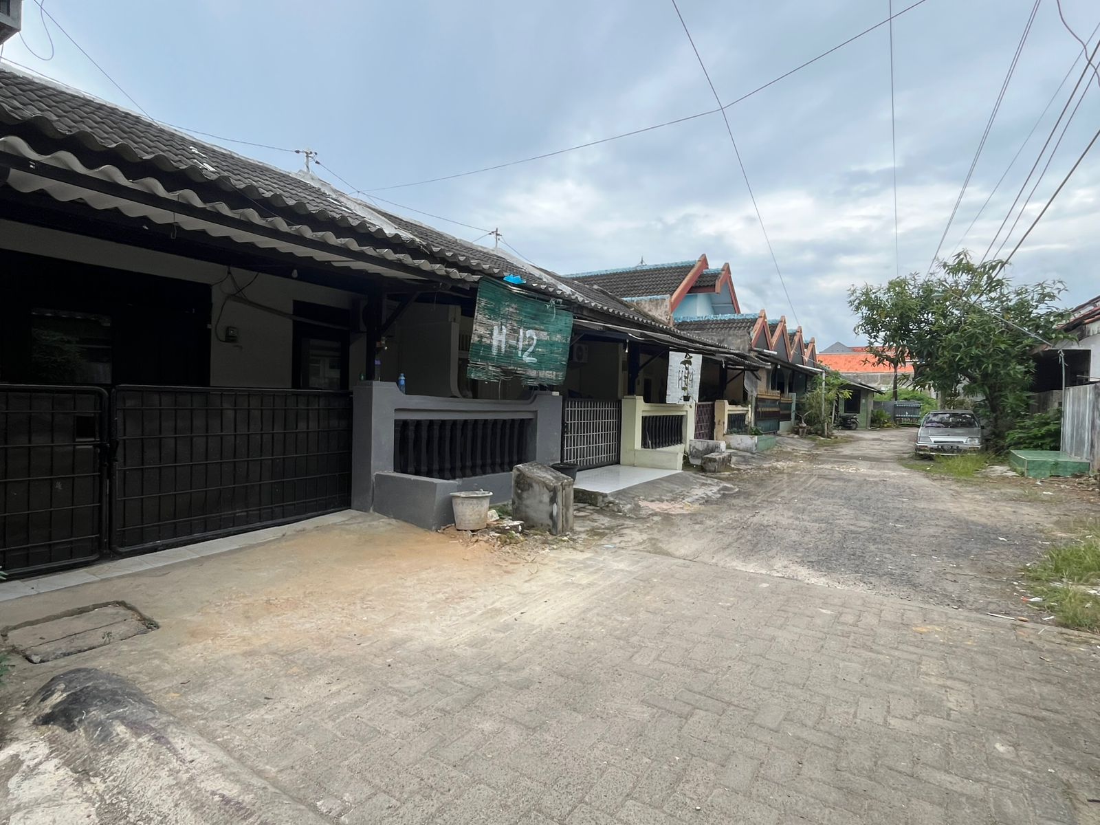 BUTUH PERAWATAN: Keberadaan rumah dinas Pemkab Sumenep yang berlokasi di Perumahan BTN, Desa Kolor, Kecamatan Kota, Kamis (29/1).