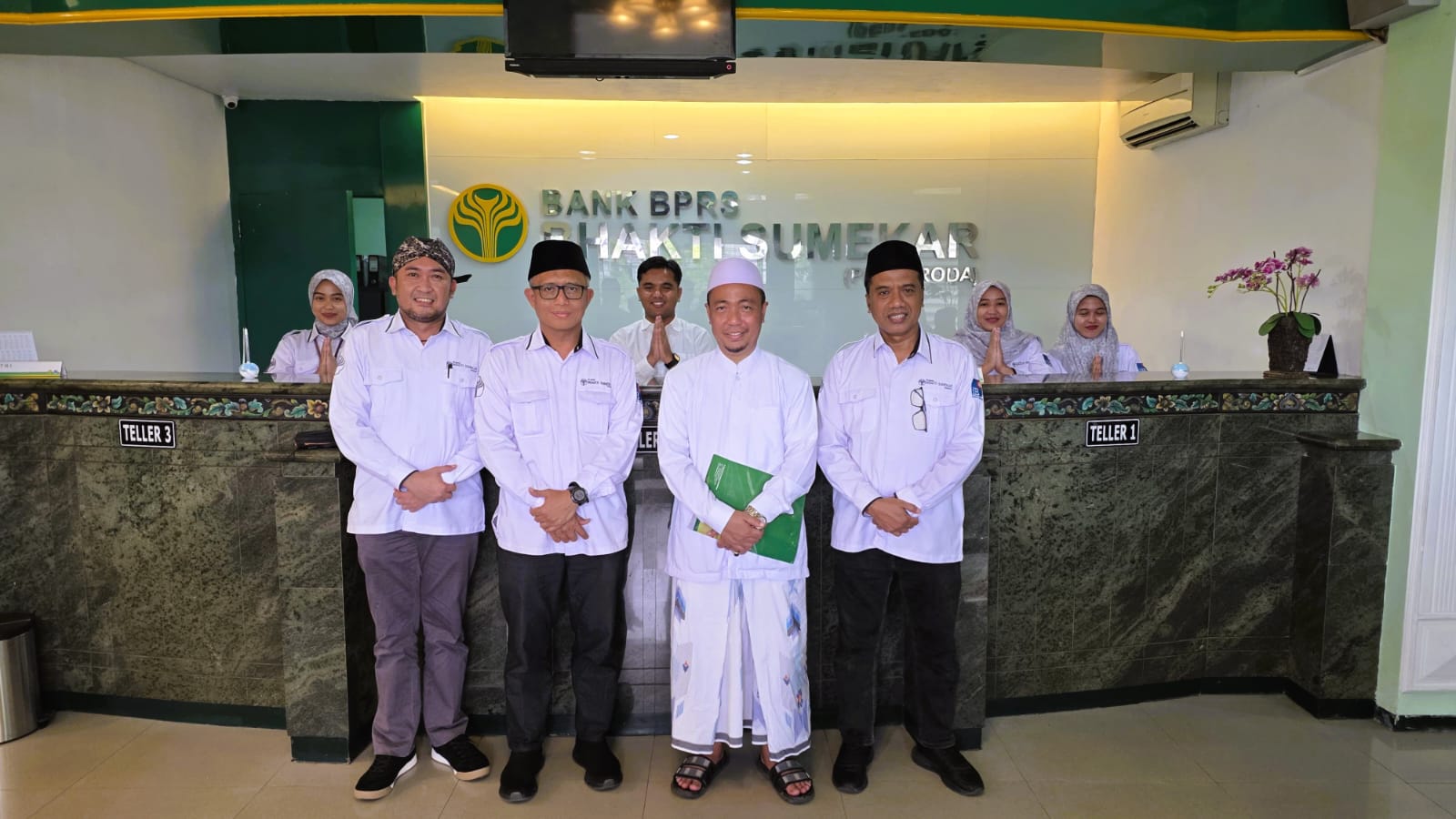 FOKUS: Direktur BPRS Bhakti Sumekar Hairil Fajar (dua dari kiri) berfoto bersama K Musleh Adnan (tiga dari kiri) usai kegiatan pengajian di Kantor Pusat BPRS Sumekar, Sumenep, Rabu (28/1).