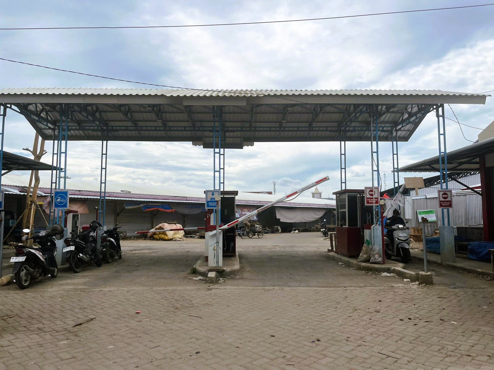 PUSAT PEREKONOMIAN: Warga sedang beraktivitas di Pasar Anom yang berlokasi di Desa Kolor, Kecamatan Kota, Kamis (29/1).