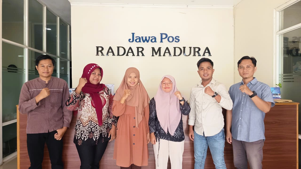 TUNTAS: Dari kiri, HRD & Accounting Receivable JPRM Moh. Tohir, Holifatul Adilah, Lilik Komariyah, Arum Dewi, Taufikurrahman, dan Sugeng Bagus Raharja berfoto bersama .