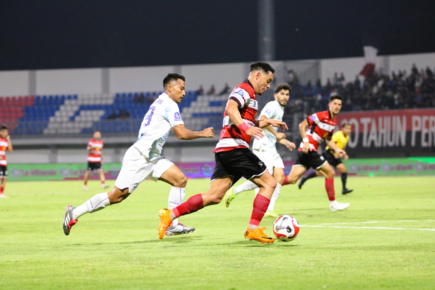 DUEL: Pemain MU Lulinha menguasai bola saat melawan PSIM Jogjakarta di SGMRP Pamekasan, Minggu (11/1).