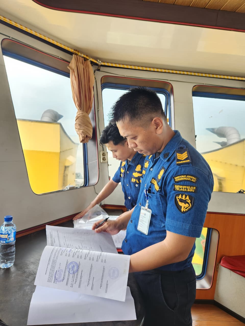DIINVENTARISASI: Petugas melakukan identifikasi kepada ABK di kapal, Senin (26/1).