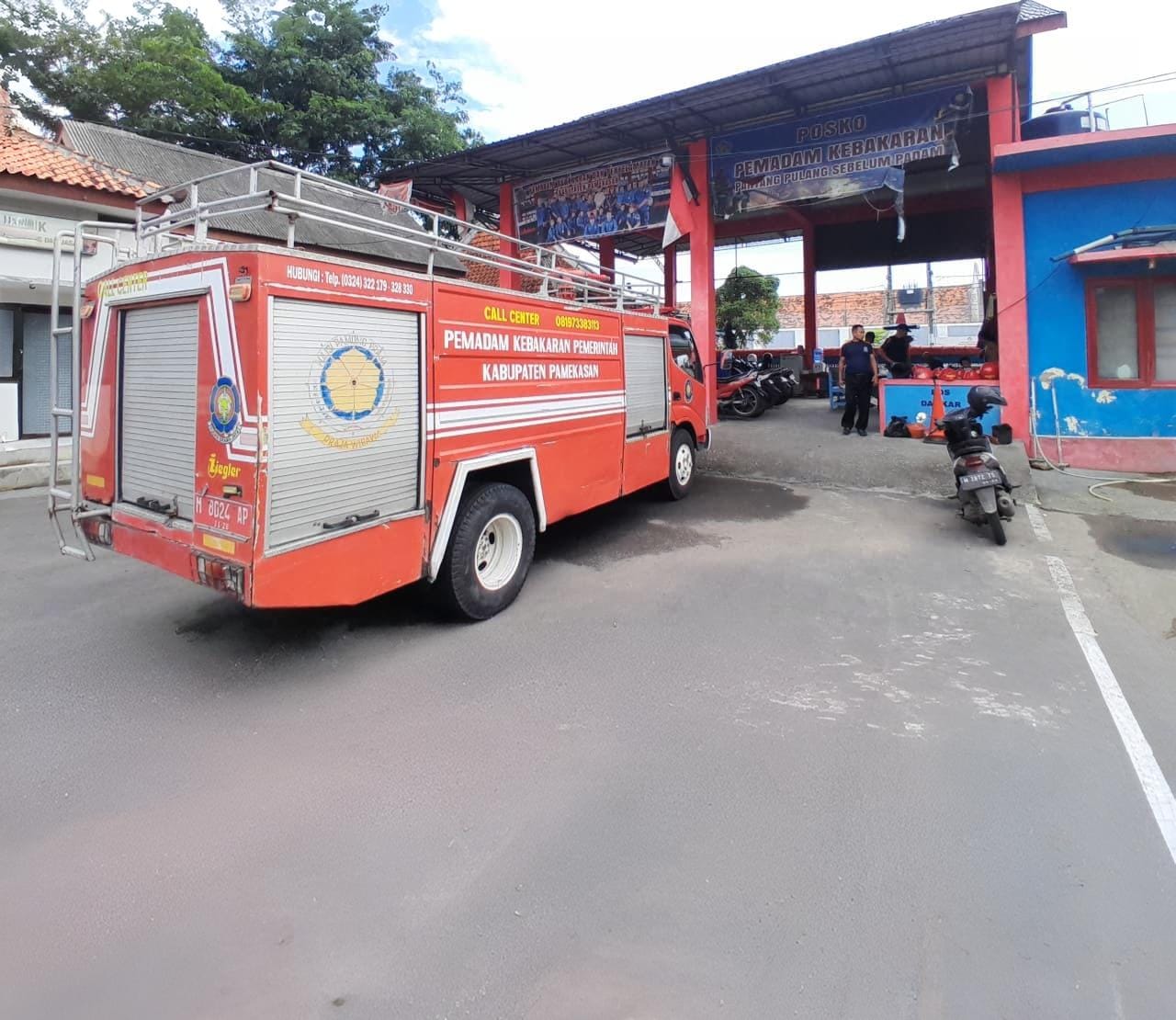 SIAGA: Personel Damkar Pamekasan berjaga di pos pemadam kebakaran yang terletak di Jalan Kabupaten, Kamis (29/1).