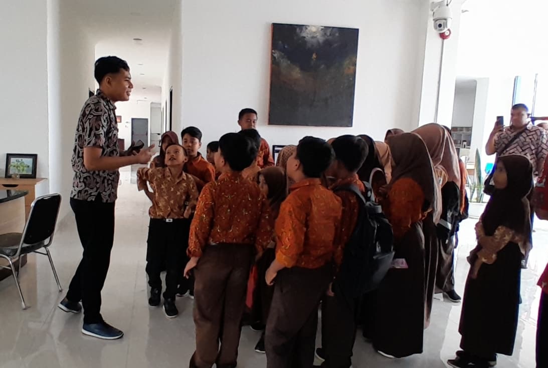 GENERASI EMAS: Sejumlah siswa sedang mengunjungi Perpus M. Tabrani Pamekasan, Senin (26/1).