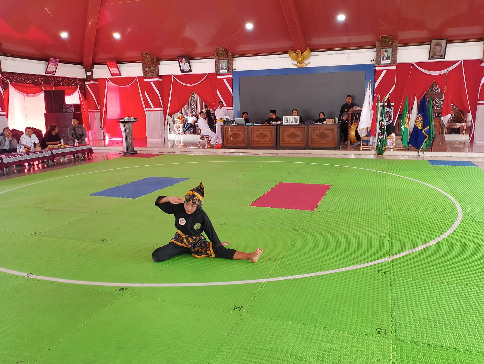 BERBAKAT: Atlet perguruan silat Pamur Sampang beraksi saat berkompetisi pada kejuaraan Festival Seni Pencak Silat 2026 di Pendopi Trunojoyo, Sampang, Kamis (29/1).