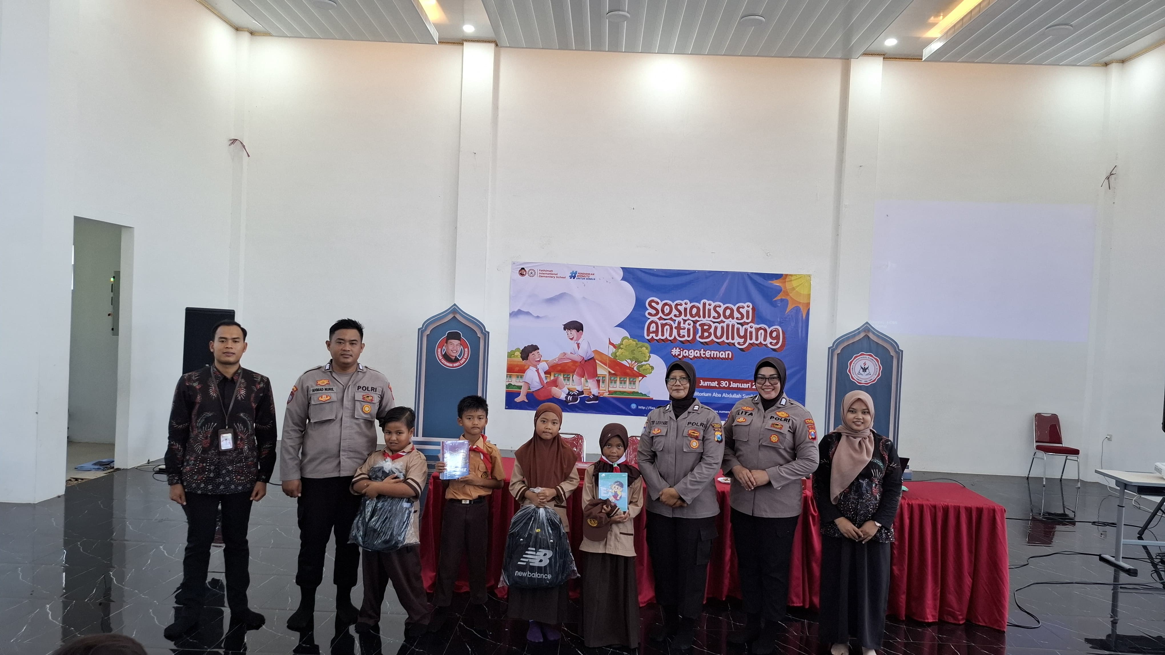 Foto bersama saat kegiatan sosialisasi anti bullying di FIES Sumenep