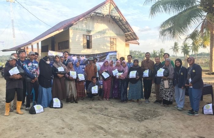 PEDULI: Tim KKNT UTM saat menyalurkan bantuan di Desa Paya Rabu Lhok, Aceh Utara Jumat (30/1).