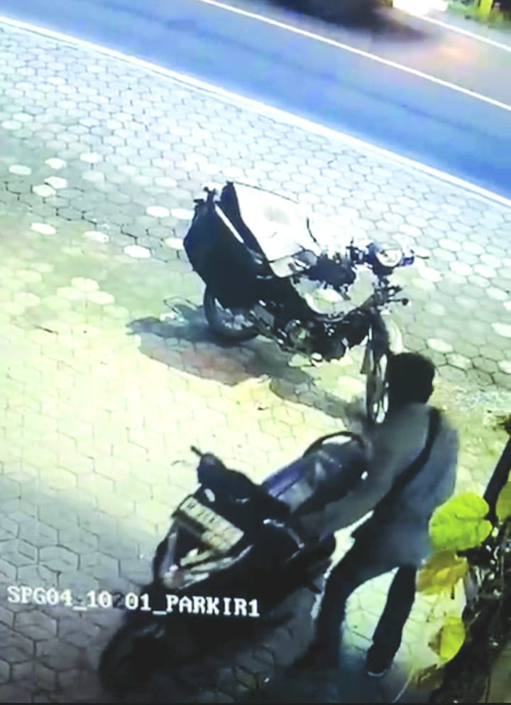 TEREKAM KAMERA: Pelaku pencurian beraksi di Desa Plakaran, Kecamatan Jrengik, Sampang, terekam CCTV pada Kamis (29/1). (TANGKAPAN LAYAR)