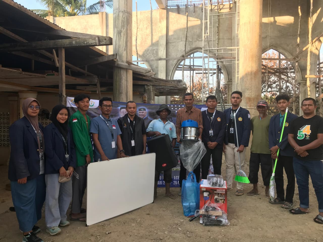 SEMOGA BERMANFAAT: Dosen Pendamping Lapangan (DPL) KKNT Kemanusiaan Ansori dan Haryo Triajie menyalurkan bantuan kepada pengurus masjid di desa Paya Rabu Lhok, Jumat (30/1).