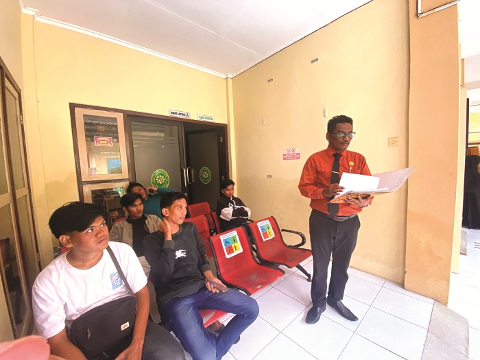 MAKSA: Pengacara terdakwa, Ach. Suhairi, berada di Pengadilan Negeri Pamekasan, Kamis (29/1) sore. (MOH. IQBAL AFGANI/JPRM)