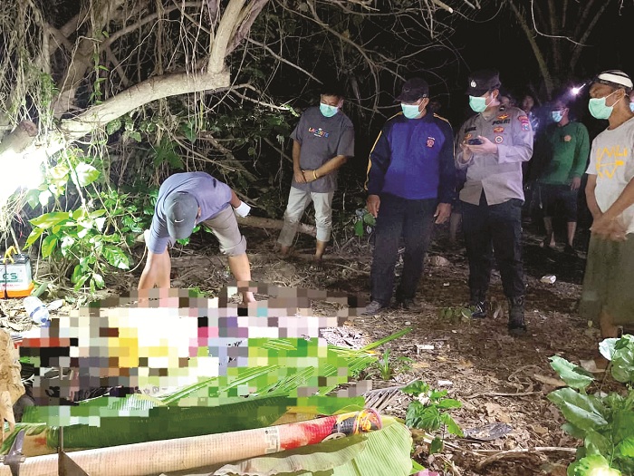 DIKEBUMIKAN: Warga bersama petugas mengubur jenazah seorang pria yang ditemukan mengapung di pesisir Desa Sepanjang, Kecamatan Sapeken, Sumenep, Kamis (29/1). (POLRES SUMENEP UNTUK JPRM)