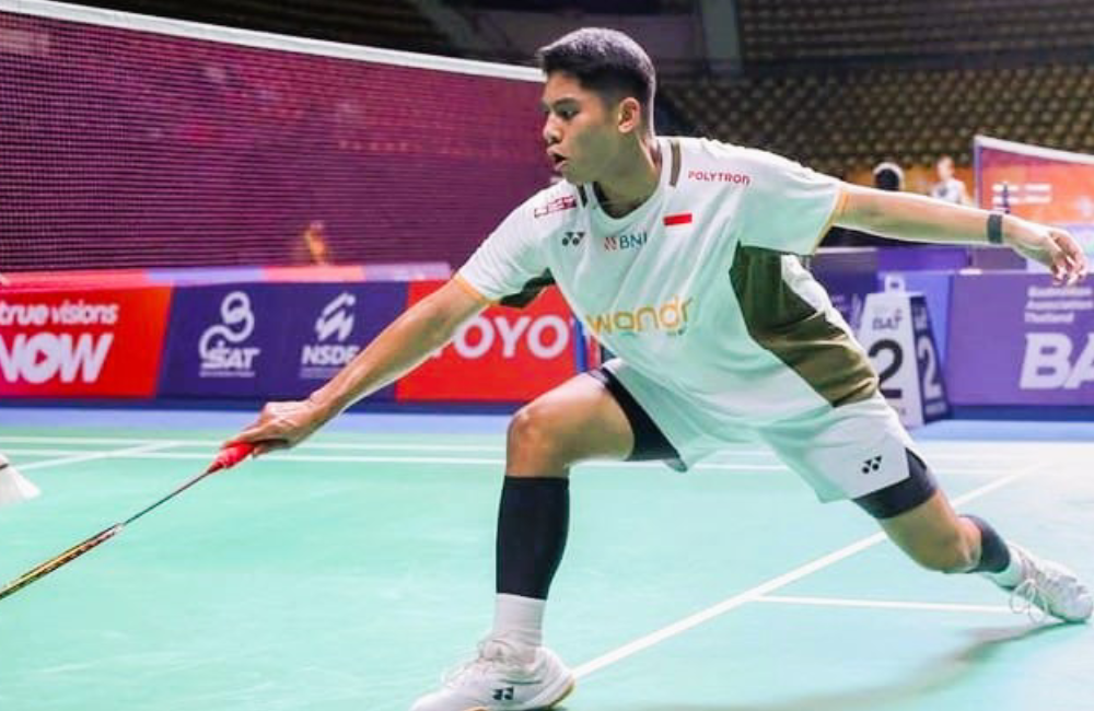 AGRESIF: Moh. Zaki Ubaidillah bertanding melawan atlet Tiongkok Taipei pada kejuaraan Thailand Master 2026 super 300 di Thailand, Rabu (28/1).