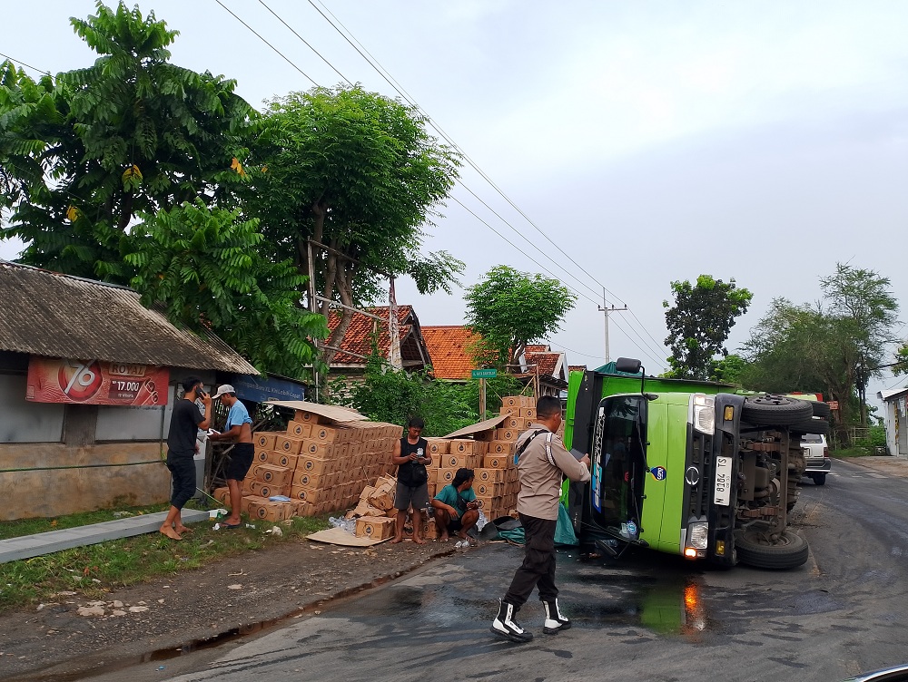 MELANGGAR LALU LINTAS: Truk terguling saat terlibat laka tunggal di jalan raya Kecamatan Torjun, Sabtu (22/11/2025)