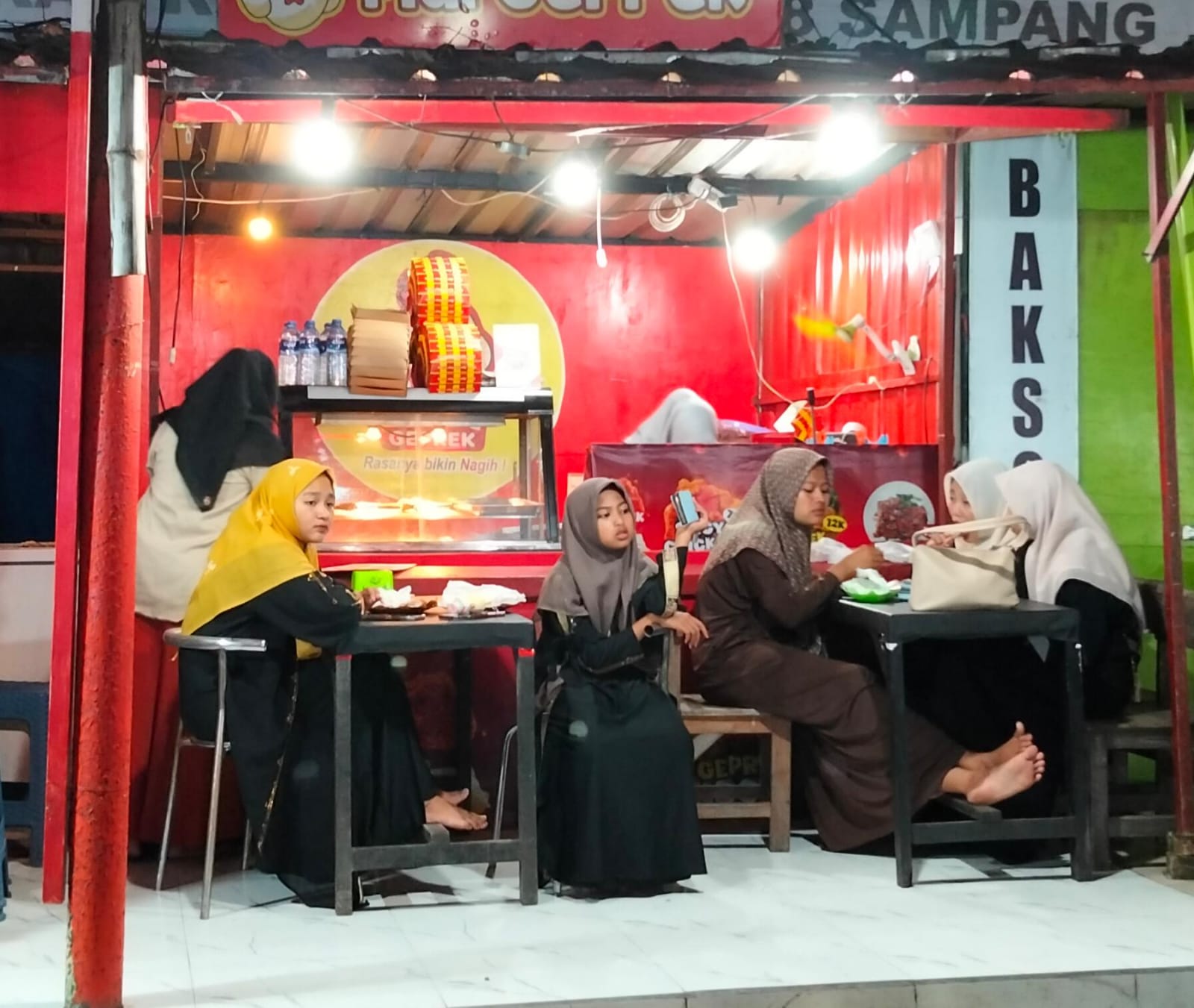 RAMAI: Sejumlah pelajar sedang makan malam di outlet Fidi Geprek Alun-Alun Trunojoyo, Jalan Wijaya Kusuma, Sampang.