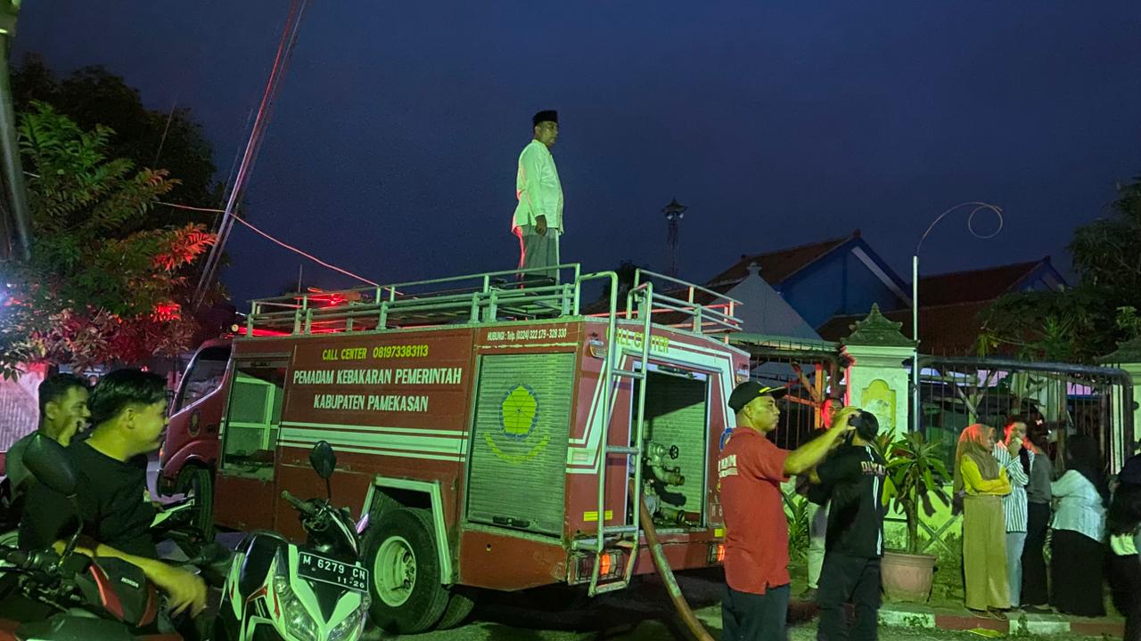 SIGAP: Petugas berusaha memadamkan api yang melalap rumah warga Kelurahan Patemon, Kecamatan Kota Pamekasan, Senin (19/1).