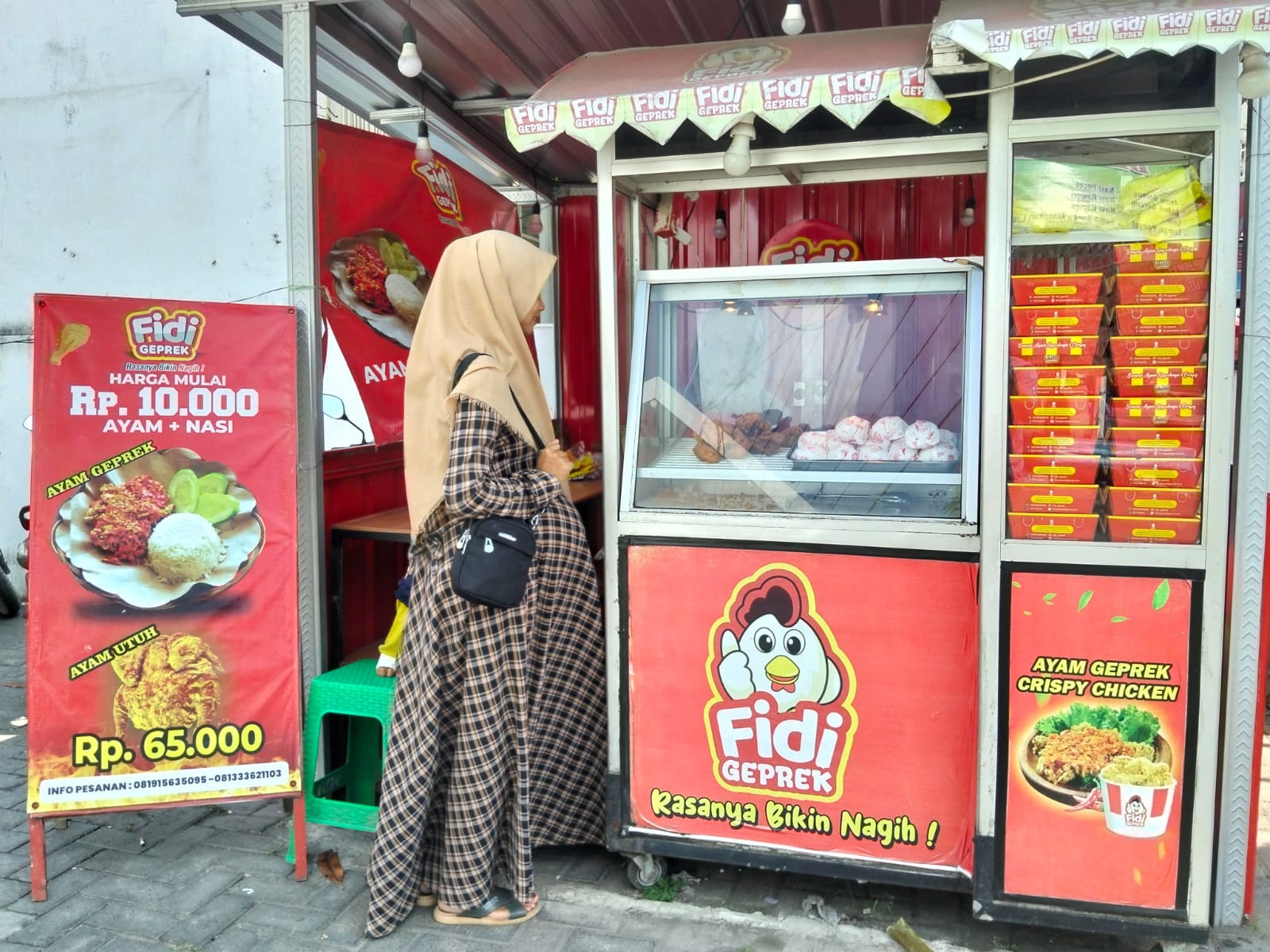 MELAYANI: Seorang ibu hamil sedang membeli ayam geprek di outlet Fidi Geprek Jalan Rajawali atau depan RSUD Sampang.